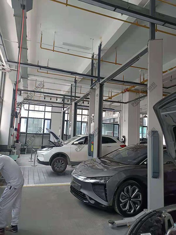 湖北华人运通4S店-华人运通武汉直营店-龙门举升机